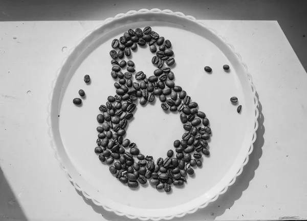 Boabe de cafea în formă de numărul opt și orhidee pe placă de plastic alb. Ziua Internațională a Femeii. 8 martie — Fotografie, imagine de stoc