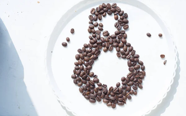 Boabe de cafea în formă de numărul opt și orhidee pe placă de plastic alb. Ziua Internațională a Femeii. 8 martie — Fotografie, imagine de stoc