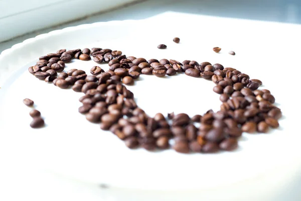 Ziarna kawy w postaci numer osiem i storczyki na białe płytki z tworzywa sztucznego. Międzynarodowy Dzień kobiet. 8 marca — Zdjęcie stockowe