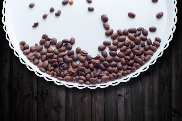 Kaffebönor på en vit plast platta. På beautifull trä bakgrund. Kärlek. Insparation. På vit platta. — Stockfoto