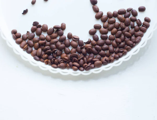 Coffee beans on a white plastic plate. beautifull background. Love. Insparation. On white plate. — Stock Photo, Image