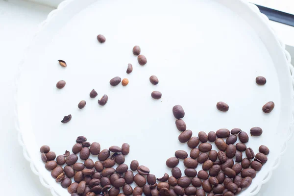 Granos de café en un plato de plástico blanco. fondo hermoso. Amor. Inscripción. En plato blanco . — Foto de Stock