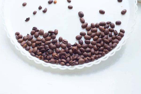 Kaffebönor på en vit plast platta. Beautifull bakgrund. Kärlek. Insparation. På vit platta. — Stockfoto