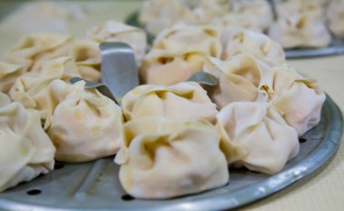 Manti bir mutfak ahşap tahta üzerinde hazırlanması. Geleneksel Asya köfte