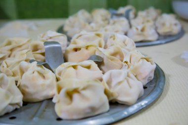 Manti bir mutfak ahşap tahta üzerinde hazırlanması. Geleneksel Asya köfte