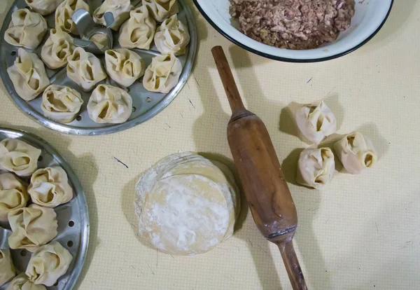 Приготування манти на дерев'яній дошці для кухні. Традиційні азіатські пельмені — стокове фото