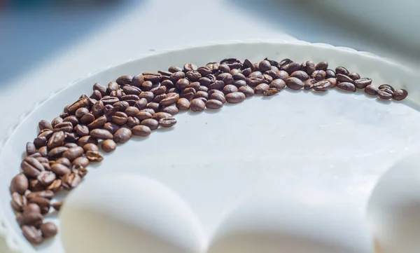 흰색 접시에 문 형태로 커피 콩 — 스톡 사진