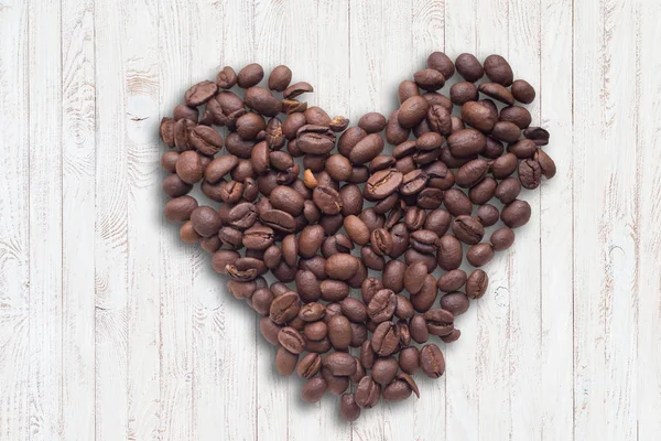 Ziarna kawy w postaci serca na tle beautifull. Miłość. Insparation. Na podłoże drewniane. — Zdjęcie stockowe
