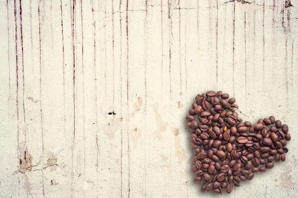 Кофейные зерна в форме сердца на прекрасном фоне. С любовью. Инспарация. На бетонном фоне . — стоковое фото