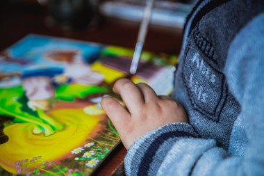 Eski sulu boya seti ve iki eski fırçalar ahşap arka plan üzerinde kullanılan
