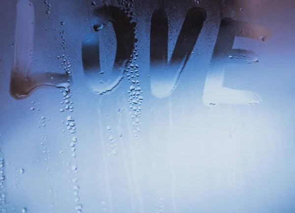 La lluvia primaveral, la inscripción en el vaso sudoroso - el amor y el corazón — Foto de Stock