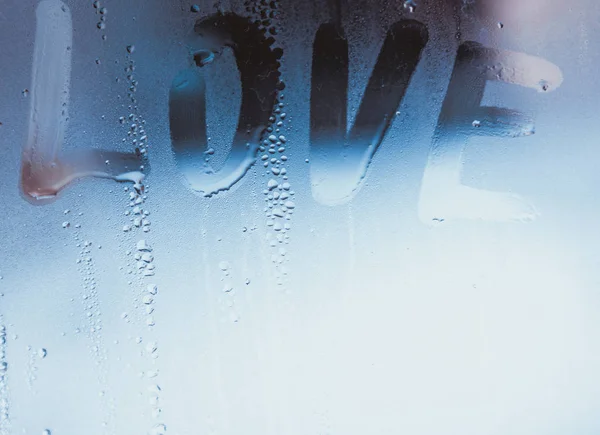 La lluvia primaveral, la inscripción en el vaso sudoroso - el amor y el corazón —  Fotos de Stock