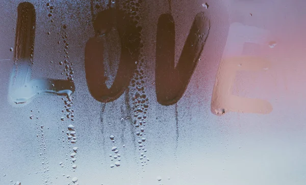 Deszcz, napis na szybie spocony - miłość i serce — Zdjęcie stockowe