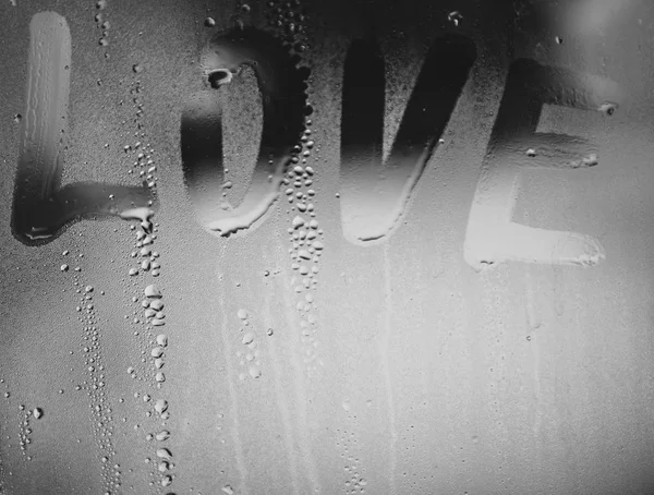 Deszcz, napis na szybie spocony - miłość i serce — Zdjęcie stockowe