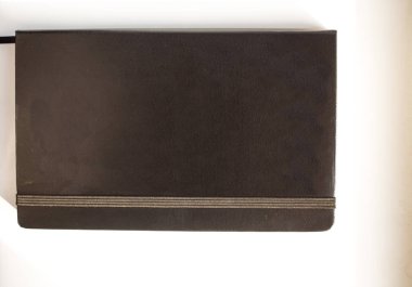 Siyah deri not defteri günlüğü ile stripee beyaz arka plan üzerinde