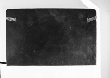 Siyah deri not defteri günlüğü ile stripee beyaz arka plan üzerinde