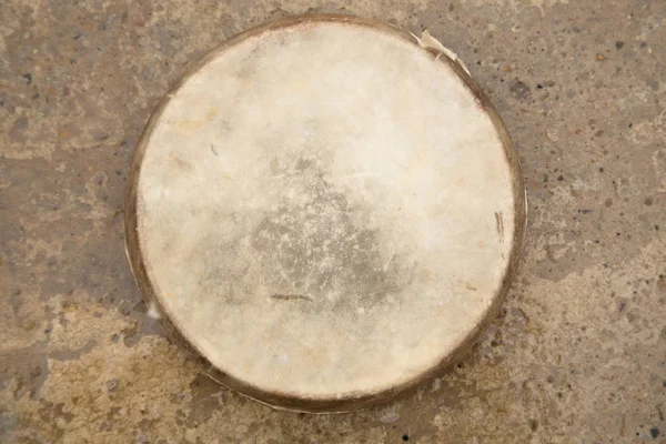 Tambourin d'Asie centrale. Ouzbékistan doira. L'instrument de musique traditionnel ouzbek doira, Boukhara, Ouzbékistan — Photo