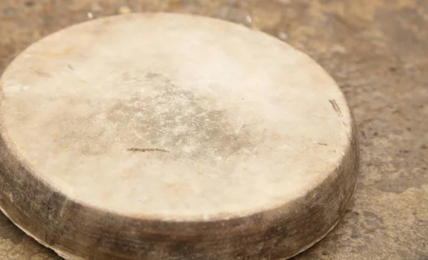 Tambourin d'Asie centrale. Ouzbékistan doira. L'instrument de musique traditionnel ouzbek doira, Boukhara, Ouzbékistan — Photo
