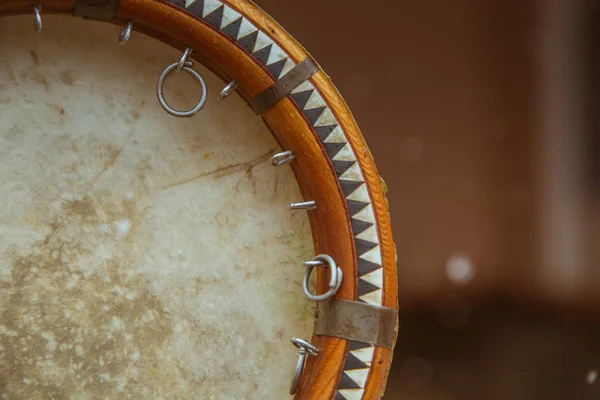 Pandeireta da Ásia Central. Uzbeque doira. O tradicional instrumento musical uzbeque doira, Bukhara, Uzbequistão — Fotografia de Stock