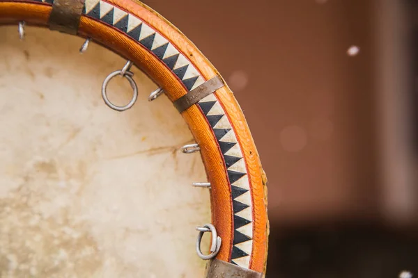 Tamburina din Asia Centrală. Uzbek doira. Instrumentul muzical uzbek doira, Bukhara, Uzbekistan — Fotografie, imagine de stoc