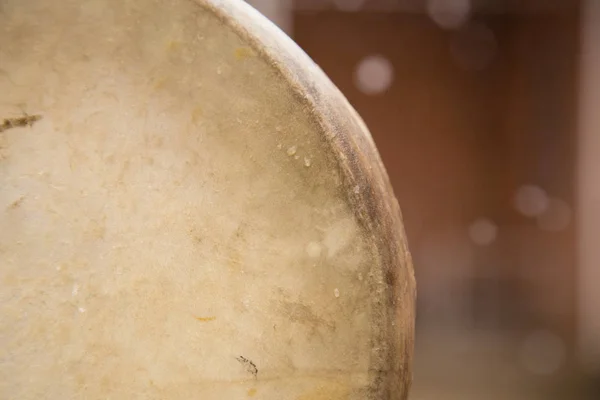 Tambourin d'Asie centrale. Ouzbékistan doira. L'instrument de musique traditionnel ouzbek doira, Boukhara, Ouzbékistan — Photo