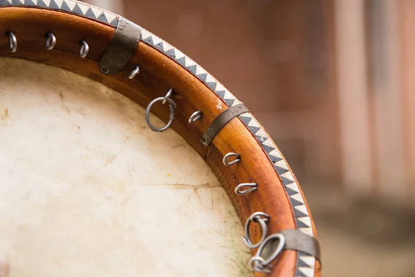 Tambourin d'Asie centrale. Ouzbékistan doira. L'instrument de musique traditionnel ouzbek doira, Boukhara, Ouzbékistan — Photo