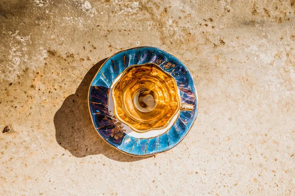 Tasse en céramique Sur fond de béton . — Photo