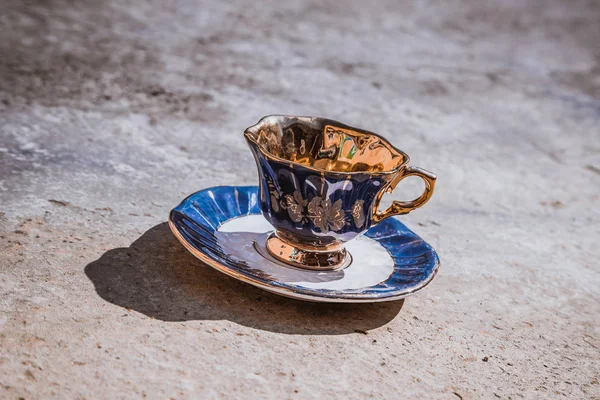 Cangkir teh keramik Pada latar belakang beton . — Stok Foto