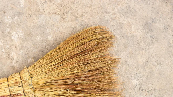 Hushållet används kvast för golvet damm rengöring lutade på tegelvägg — Stockfoto