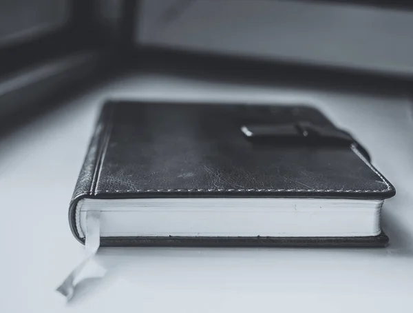 Zwart lederen nota boek dagboek met stripee op witte achtergrond — Stockfoto