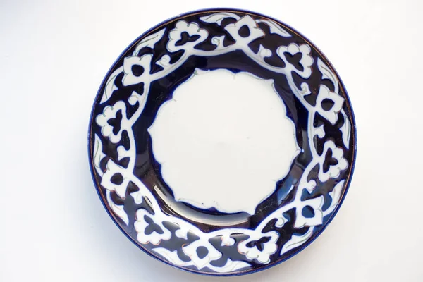 Traditionelles usbekisches Porzellangeschirr "paxta" ("Baumwolle") / Teller mit klassischem Ornament stilisierte bek-Baumwolle am Rand ist goldener Streifen — Stockfoto