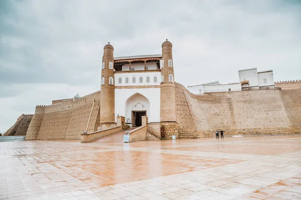 Cetatea Arca. Fortul antic din Bukhara, drum de mătase, Uzbekistan, Asia. Cetatea Arca, Muzeul de Stat Bukhara, Obiective turistice din Bukhara. Porțile cetății — Fotografie, imagine de stoc