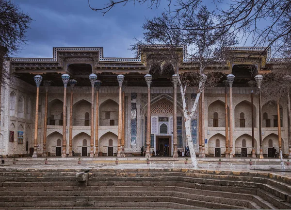 Комплекс більш Гауз - що складається з мечеть, мінаретом і басейн, Бухара, Узбекистан — стокове фото