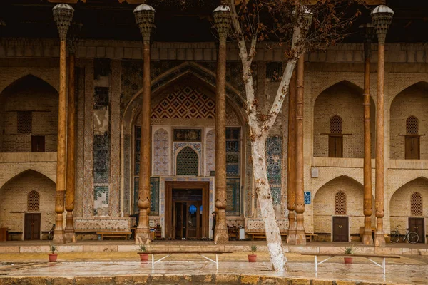 Complex Bolo-hauz - consisting of a mosque, a minaret and a pool, Bukhara, Uzbekistan — Stock Photo, Image