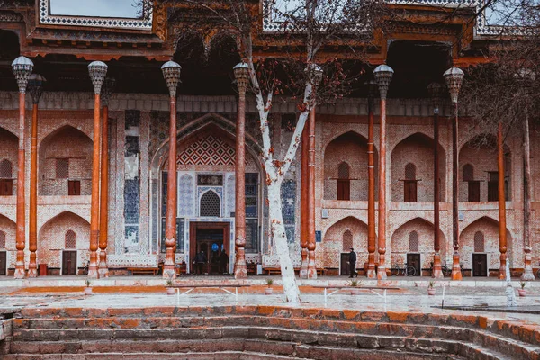 Complexul Bolo-hauz - format dintr-o moschee, un minaret și o piscină, Bukhara, Uzbekistan — Fotografie, imagine de stoc