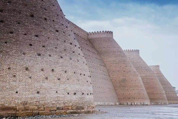 方舟的堡垒。布哈拉，丝绸之路，乌兹别克斯坦，亚洲的古炮台。布哈拉的方舟城堡，布哈拉州博物馆，景点。堡垒盖茨 — 免费的图库照片