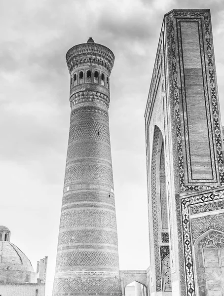 Poi Klyan Complex (12-14 secolo) a Bukhara, Uzbekistan. Moschea Kalyan e Kalyan o Kalon Minor (Grande Minareto). Bukhara è patrimonio dell'umanità dall'UNESCO. Po-i Kalan (kalyan ) — Foto Stock