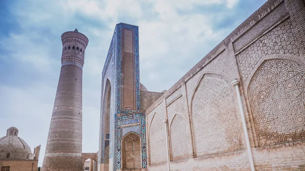 Complexo de Poi Klyan (12-14 século) em Bucara, Uzbequistão. Kalyan Mesquita e Kalyan ou Kalon Menor (Grande Minarete). Bukhara é Património Mundial pela UNESCO. Po-i Kalan (kalyan ) — Fotografia de Stock Grátis