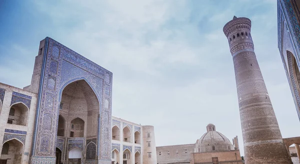 Complejo Poi Klyan (siglo 12-14) en Bujará, Uzbekistán. Mezquita de Kalyan y Kalyan o Kalon Minor (Gran Minarete). Bujará es Patrimonio de la Humanidad por la UNESCO. Po-i Kalan (kalyan ) — Foto de Stock