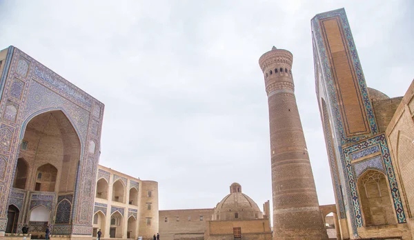 BZ Klyan komplex (12-14. století) v Bukhara, Uzbekistán. Kalyan mešita a Ivanka nebo Kalon Minor (velký Minaret). Bukhara je světového dědictví UNESCO. Po-i Kalan (Ivanka) — Stock fotografie
