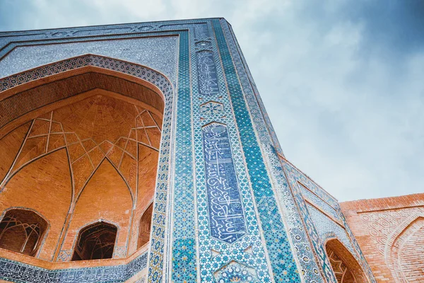 Complejo Poi Klyan (siglo 12-14) en Bujará, Uzbekistán. Mezquita de Kalyan y Kalyan o Kalon Minor (Gran Minarete). Bujará es Patrimonio de la Humanidad por la UNESCO. Po-i Kalan (kalyan ) — Foto de Stock