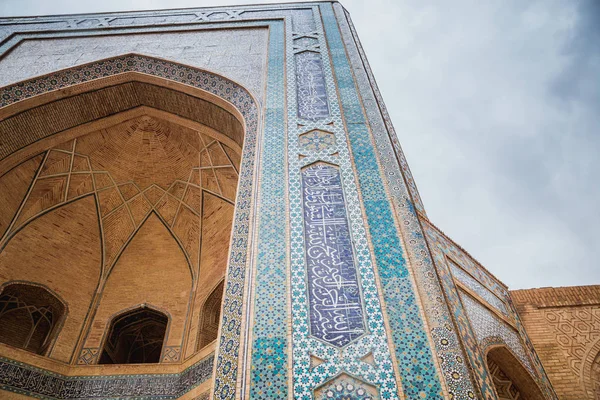 BZ Klyan komplex (12-14. století) v Bukhara, Uzbekistán. Kalyan mešita a Ivanka nebo Kalon Minor (velký Minaret). Bukhara je světového dědictví UNESCO. Po-i Kalan (Ivanka) — Stock fotografie