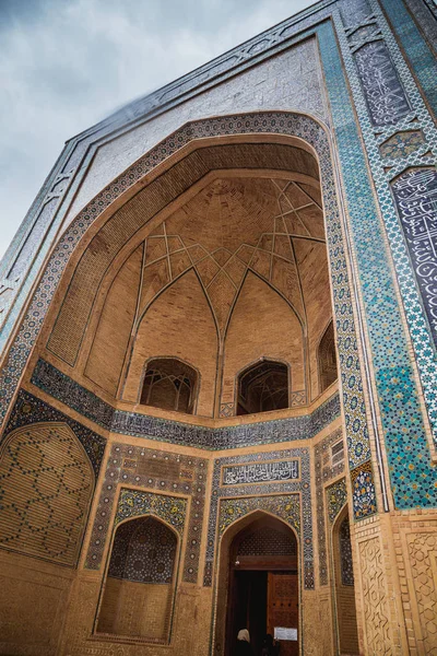 Poi Klyan Complex (12-14 century) in Bukhara, Uzbekistan. Kalyan Mosque and Kalyan or Kalon Minor (Great Minaret). Bukhara is World Heritage Site by UNESCO. Po-i Kalan (kalyan) — Stock Photo, Image