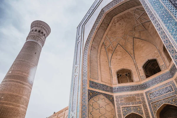 Complexo de Poi Klyan (12-14 século) em Bucara, Uzbequistão. Kalyan Mesquita e Kalyan ou Kalon Menor (Grande Minarete). Bukhara é Património Mundial pela UNESCO. Po-i Kalan (kalyan ) — Fotografia de Stock Grátis