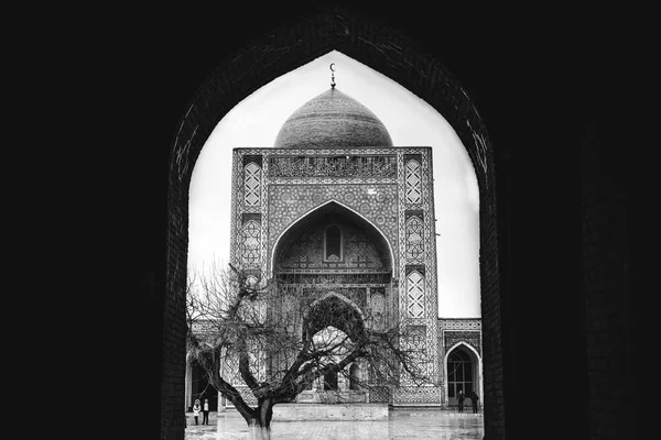 Inside the complex of buildings of Poi Kalyan, Bukhara, Uzbekistan. inner courtyard of the Kalyan Mosque — Stock Photo, Image