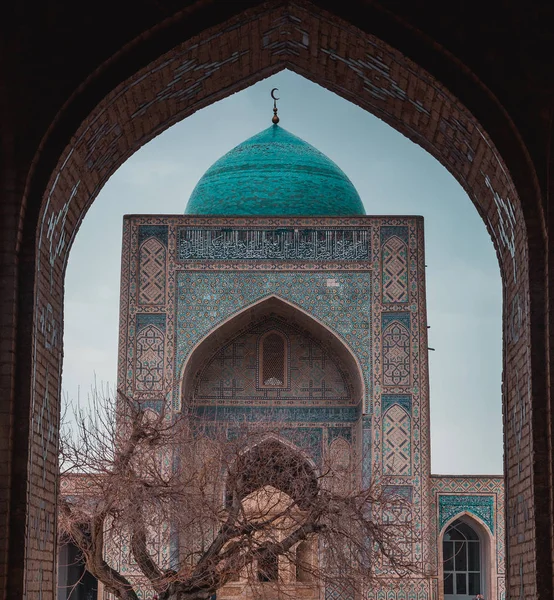 În interiorul complexului de clădiri din Poi Kalyan, Bukhara, Uzbekistan. curtea interioară a moscheii Kalyan — Fotografie, imagine de stoc