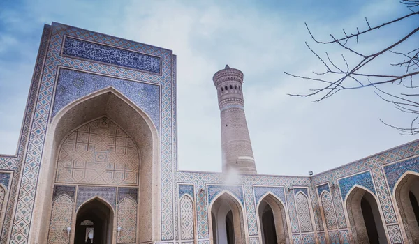 Inside the complex of buildings of Poi Kalyan, Bukhara, Uzbekistan. inner courtyard of the Kalyan Mosque — Free Stock Photo