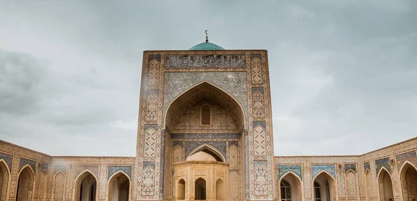 Innerhalb des Gebäudekomplexes von Poi Kalyan, Buchara, Usbekistan. Innenhof der kalyanischen Moschee — kostenloses Stockfoto