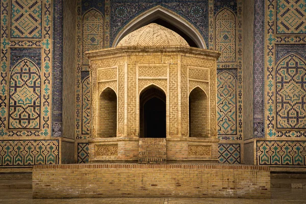 Inside the complex of buildings of Poi Kalyan, Bukhara, Uzbekistan. inner courtyard of the Kalyan Mosque — Free Stock Photo