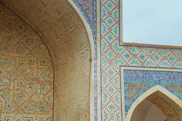 În interiorul complexului de clădiri din Poi Kalyan, Bukhara, Uzbekistan. curtea interioară a moscheii Kalyan — Fotografie, imagine de stoc